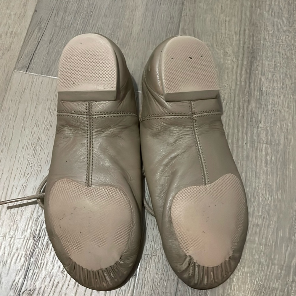 Kids Capezio tan lace up jazz shoes